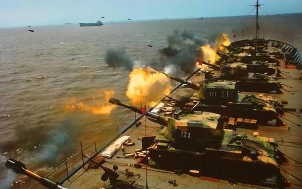 解放军把坦克大炮拉上渔船，只为对抗1996年的美军航母，