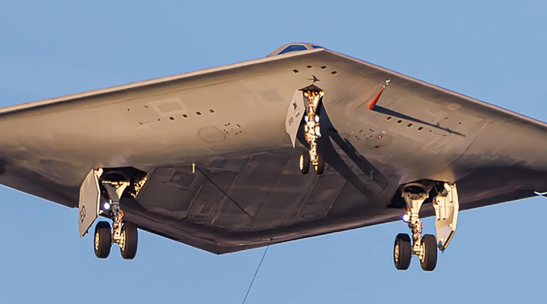 “全球首款六代机”B-21首飞,背后信息量超大