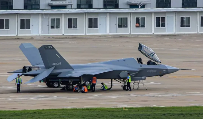 歼35即将上舰,印度猛夸!解放军实力毋庸置疑,但这种捧杀不可取