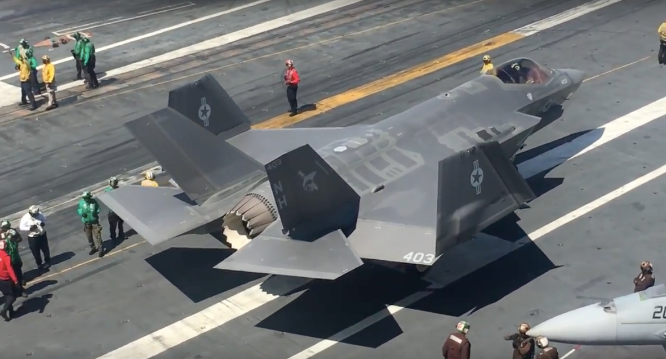 歼35即将上舰,印度猛夸!解放军实力毋庸置疑,但这种捧杀不可取