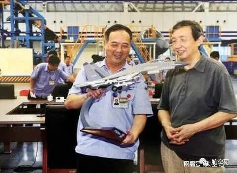 一架从未公布的轰炸机被曝出,沈飞获国家级大奖,总师笑容满面