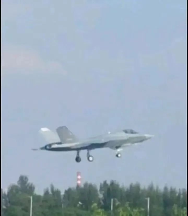 逆天!中国075型攻击舰居然装上了“滑跃式甲板”?