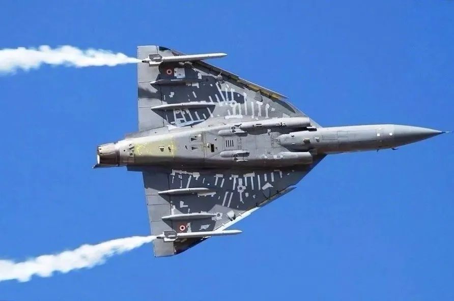 迪拜的火爆对决！枭龙战机展示强悍战力，却被印度光辉抢了风头