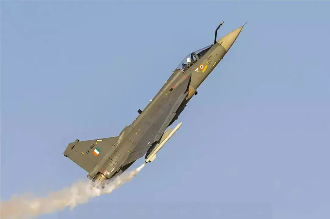 迪拜的火爆对决！枭龙战机展示强悍战力，却被印度光辉抢了风头