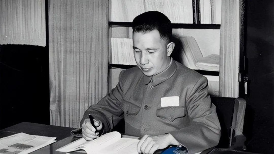 1950年一天,蒋介石心烦意乱,蒋经国闯入:说句话让蒋介石兴奋