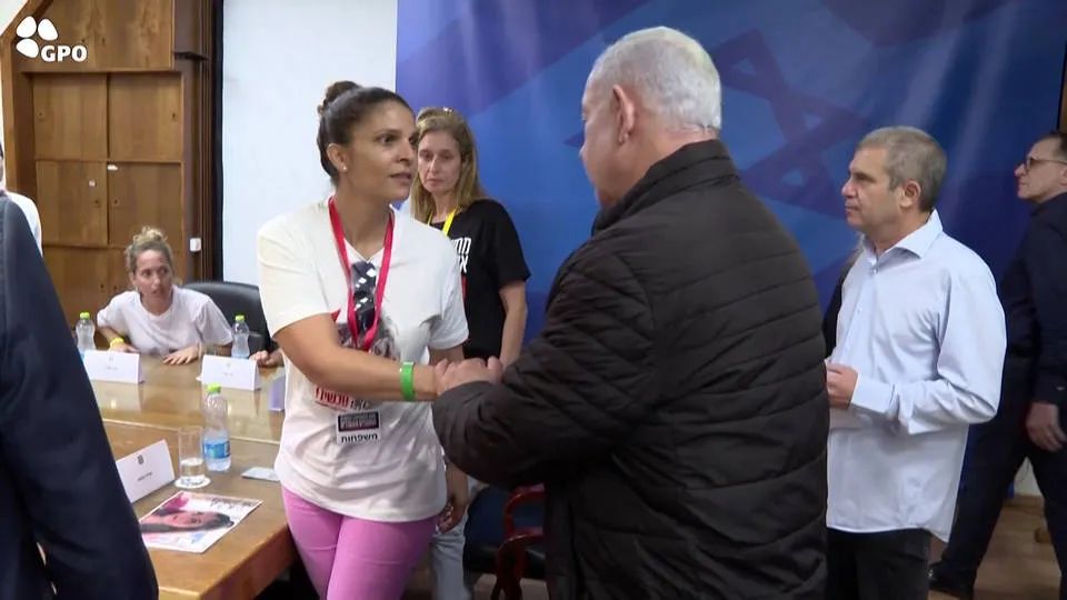 跟憨豆学的?不用哈马斯出手,人质自己就“要挟”以色列政府