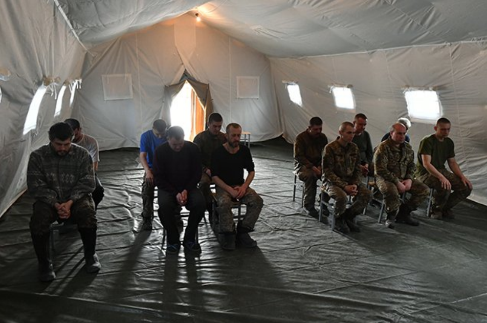 乌军官兵调转枪口宣誓效忠俄罗斯,有感于俄军对战俘的成功改造