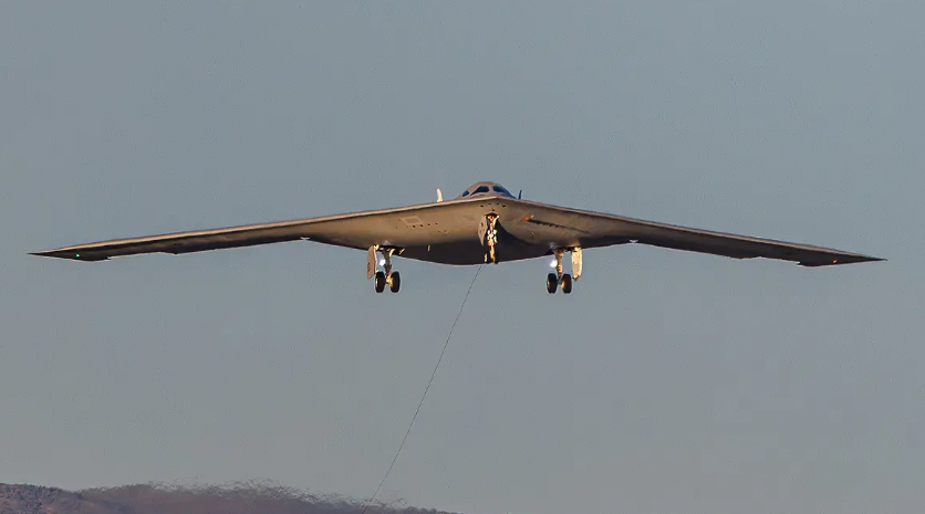 “全球首款六代机”B-21首飞,背后信息量超大