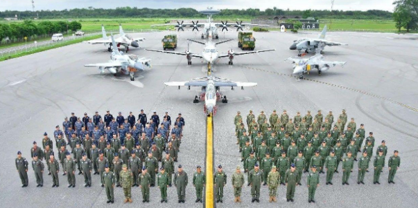 中国新武器亮相,歼-16下挂巨型导弹,目标是谁美国一眼就懂