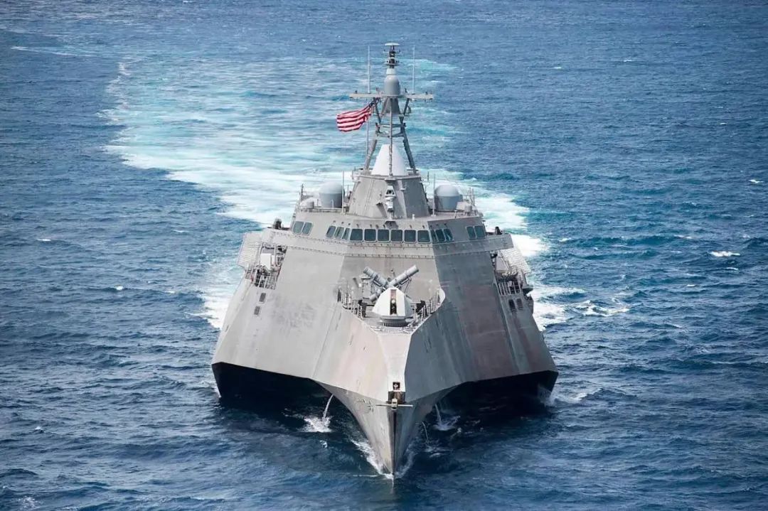突发！美军濒海舰强闯仁爱礁，拖走那艘菲律宾破船，已刻不容缓