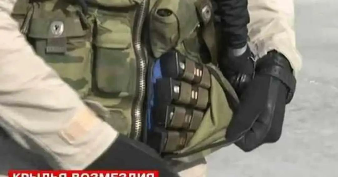 火力强悍!解放军终于追上了美俄,陆航飞行员配95式短突击步枪