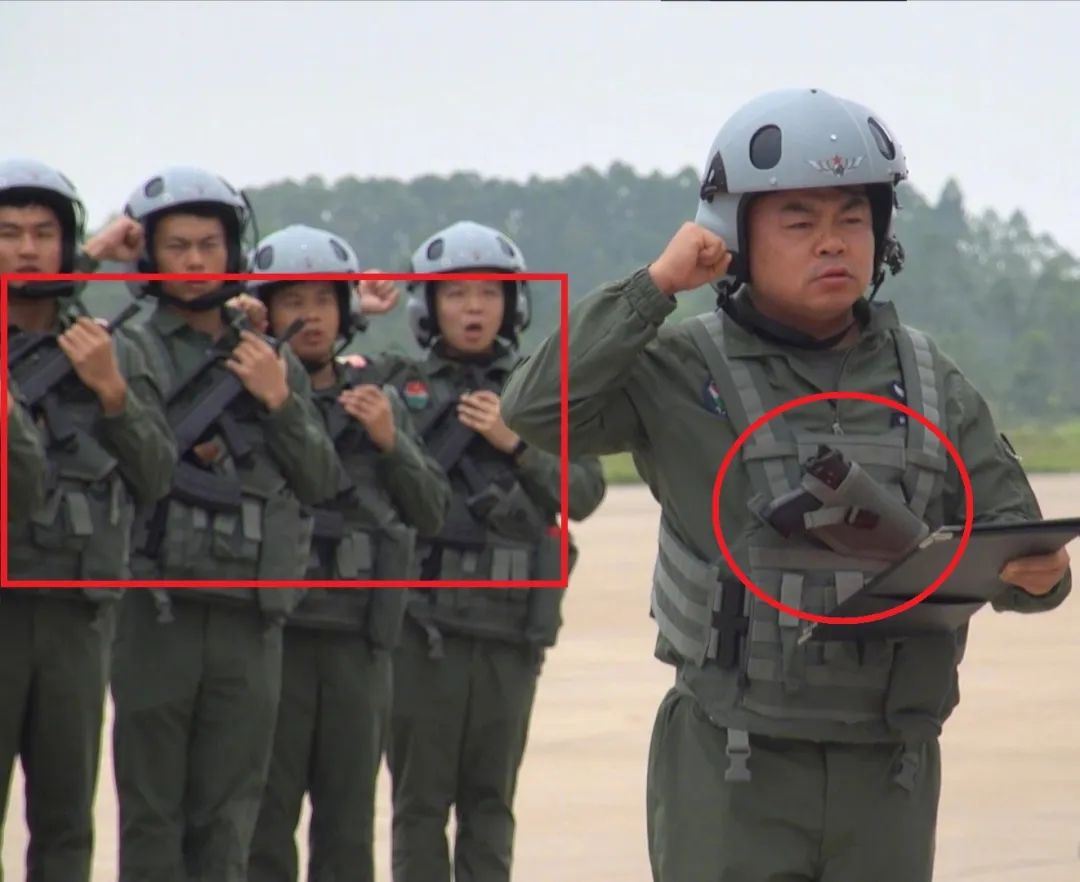 火力强悍!解放军终于追上了美俄,陆航飞行员配95式短突击步枪