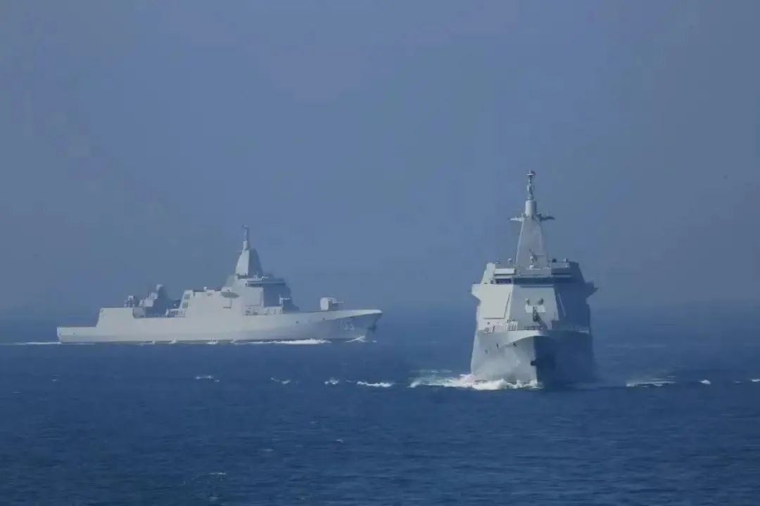 胡塞武装封锁海峡，美国舰队碰上硬茬！喊话中国，一起红海行动