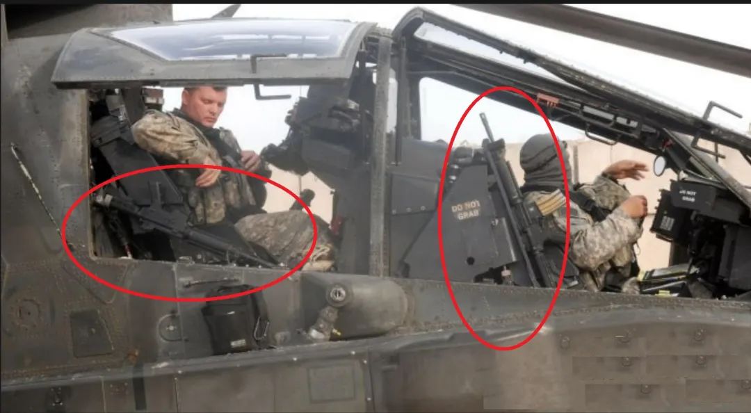 火力强悍!解放军终于追上了美俄,陆航飞行员配95式短突击步枪