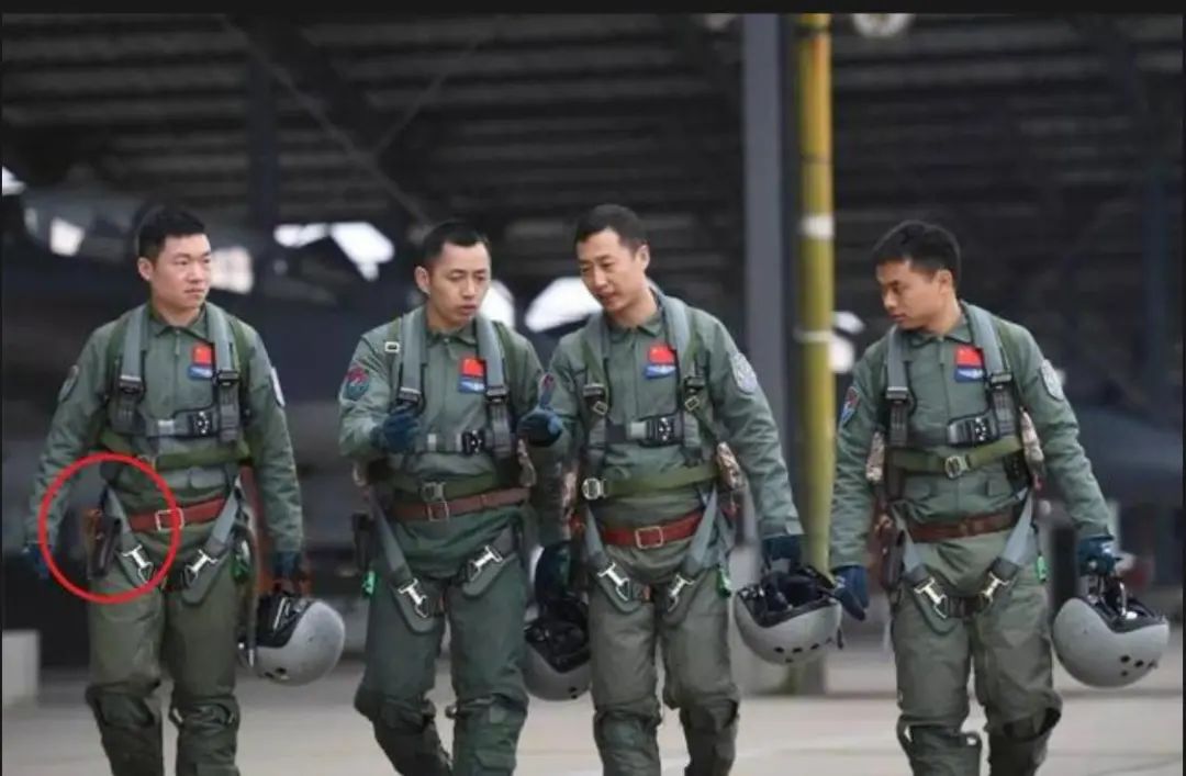 火力强悍!解放军终于追上了美俄,陆航飞行员配95式短突击步枪