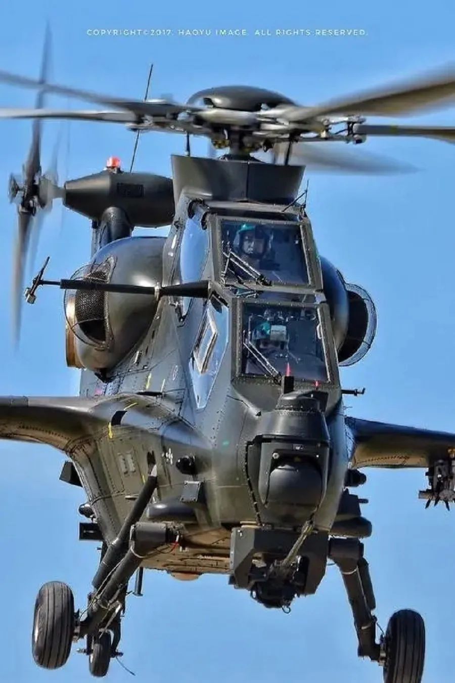 火力强悍!解放军终于追上了美俄,陆航飞行员配95式短突击步枪