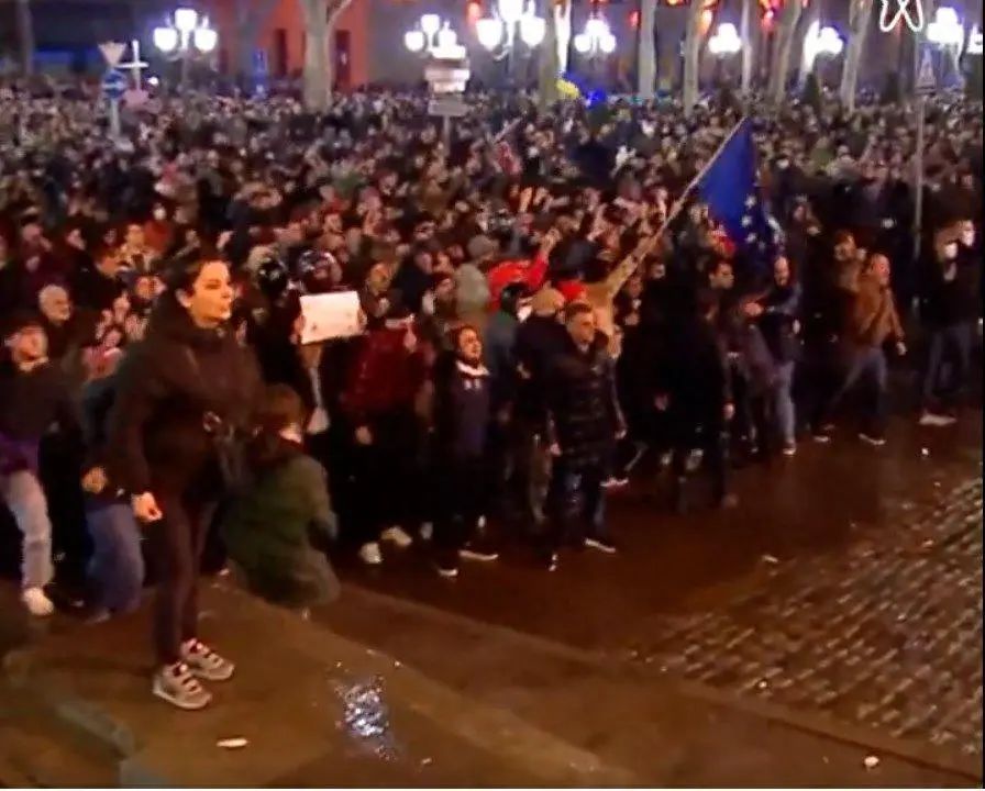 塞尔维亚“颜色革命”警示我们:外部局势越复杂,越要警惕内部