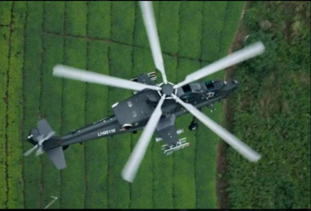 火力强悍!解放军终于追上了美俄,陆航飞行员配95式短突击步枪