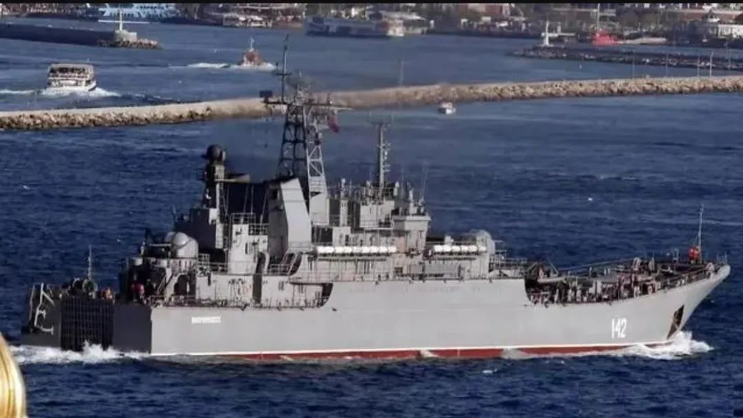 突发!克里米亚一声巨响,炸沉大型登陆舰,俄黑海舰队再遭重创