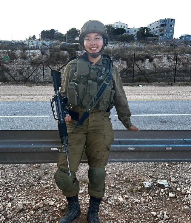 用一个美以双国籍的以色列女兵碰瓷开封,能要点脸吗?