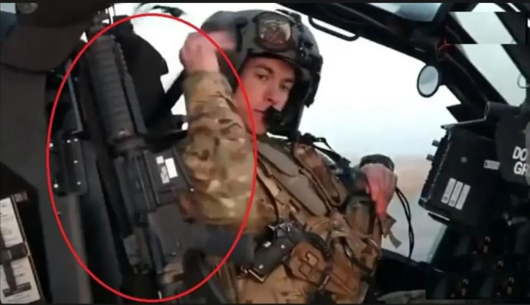 火力强悍!解放军终于追上了美俄,陆航飞行员配95式短突击步枪