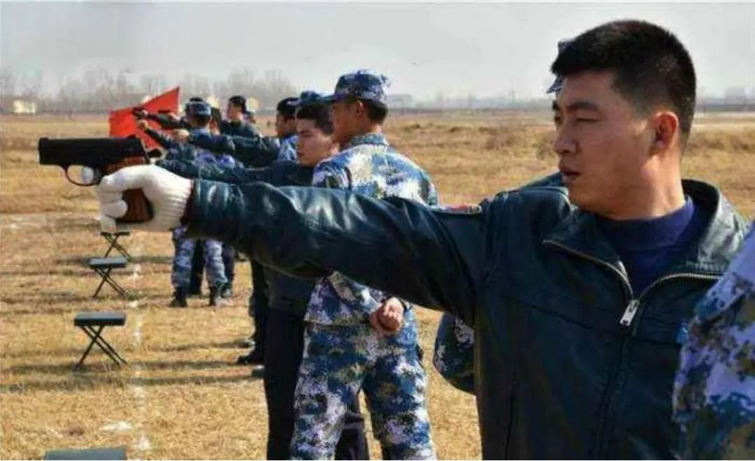 火力强悍!解放军终于追上了美俄,陆航飞行员配95式短突击步枪