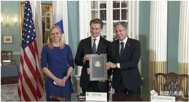 送走“凤雏”迎“卧龙”,“永久中立国”咋就把自己玩到了战争边缘?