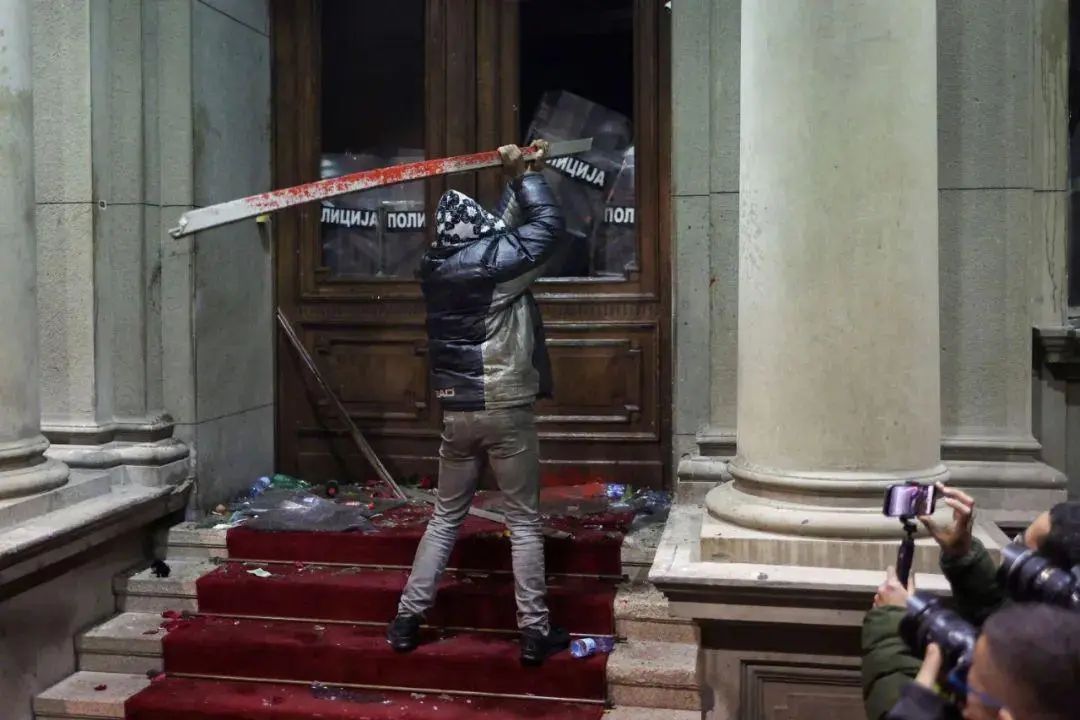 塞尔维亚“颜色革命”警示我们:外部局势越复杂,越要警惕内部