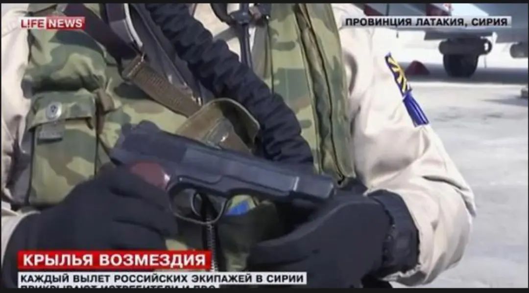 火力强悍!解放军终于追上了美俄,陆航飞行员配95式短突击步枪