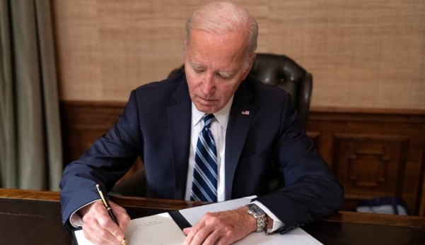 拨款金额惊人,美国拿出史上最高国防预算!中国要做好最坏打算