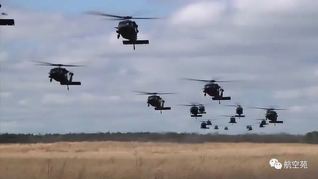 美媒:美军着手削减并替换“黑鹰”直升机群