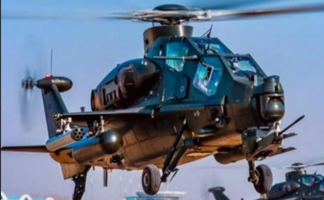 火力强悍!解放军终于追上了美俄,陆航飞行员配95式短突击步枪