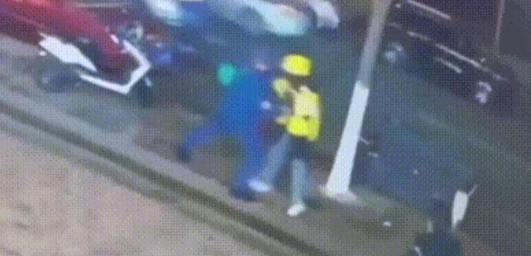 青岛被保安刺死的32岁外卖员,竟然花100多万留过学