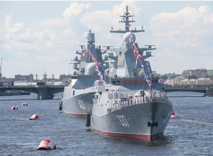 太惨了，俄罗斯最先进“神盾舰”，还没等服役，就被炸得面目全非