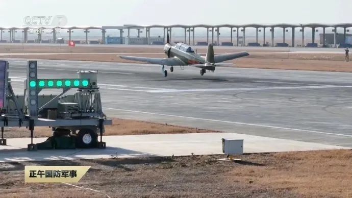 拜年还是打钱?海军开始整活,初教6教练机在航母模拟甲板上起降