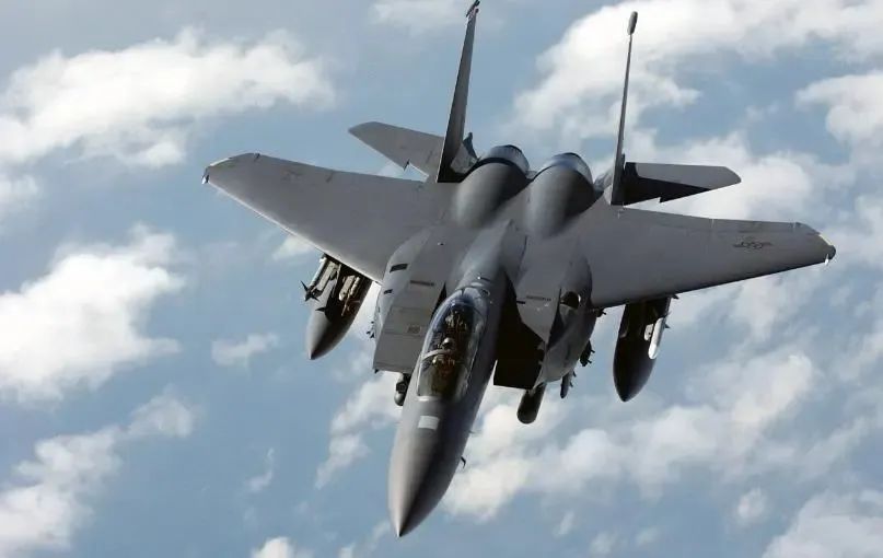 100枚导弹砸下去,拜登捅了马蜂窝!胡塞武装:击落美军F-22