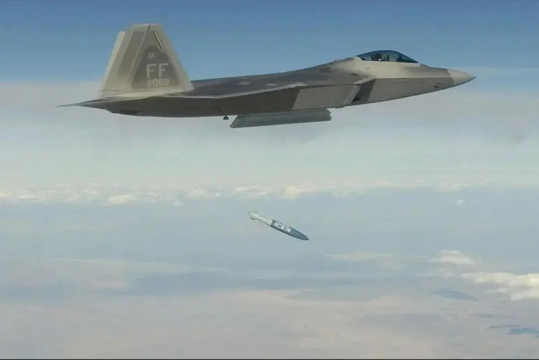 100枚导弹砸下去,拜登捅了马蜂窝!胡塞武装:击落美军F-22