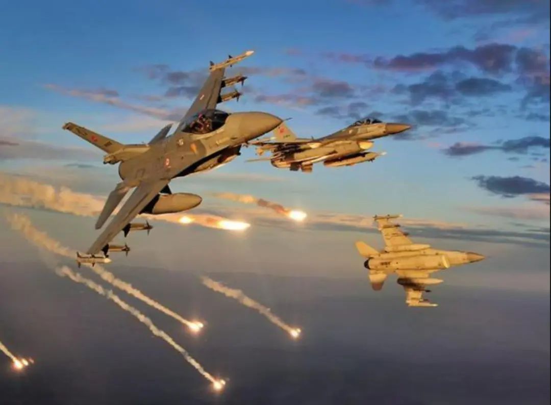 泽连斯基对灯发誓:2024年,将是F-16战斗机爆锤俄罗斯之年