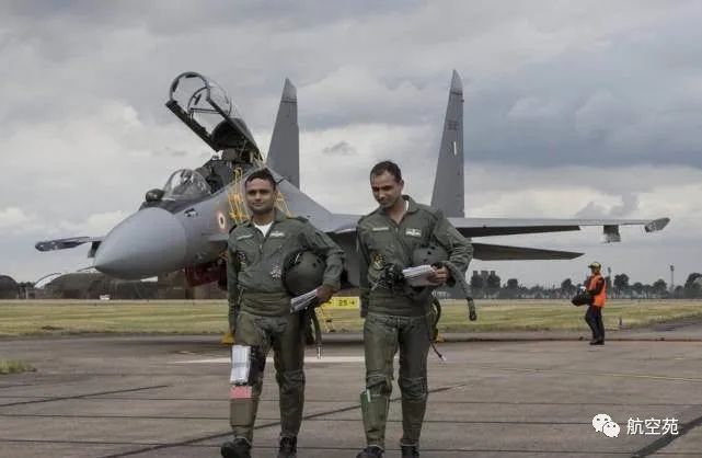 马六甲海峡一声巨响,印度战机成功击沉一艘货轮,俄警告惹怒大国