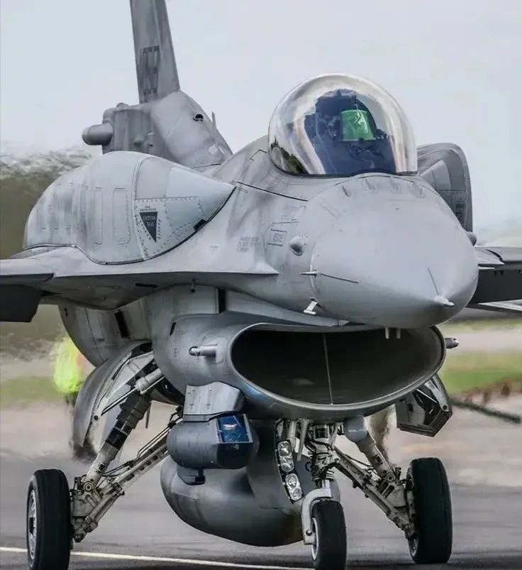 泽连斯基对灯发誓：2024年，将是F-16战斗机爆锤俄罗斯之年