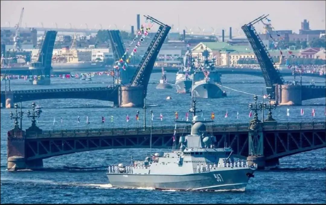 太惨了，俄罗斯最先进“神盾舰”，还没等服役，就被炸得面目全非