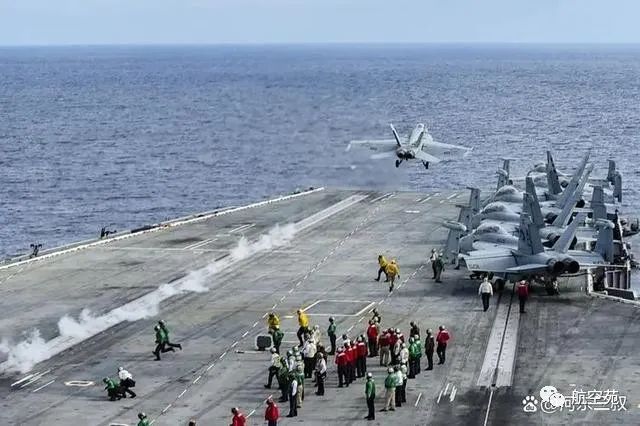 美军和胡塞武装正面交火,舰载直升机出动,击沉3船无人生还