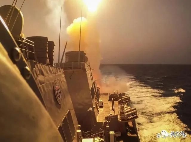 美军和胡塞武装正面交火,舰载直升机出动,击沉3船无人生还