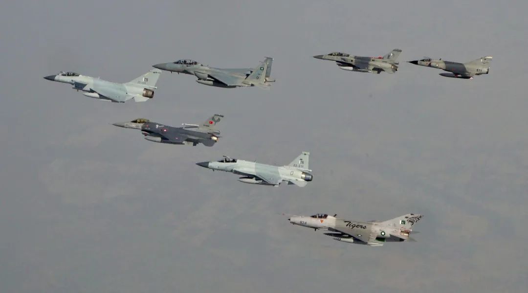 史上最强对手！歼-10C远赴卡塔尔，将与EF-2000“台风”一决高下，能赢吗？