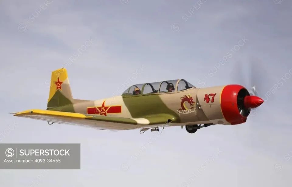 拜年还是打钱?海军开始整活,初教6教练机在航母模拟甲板上起降