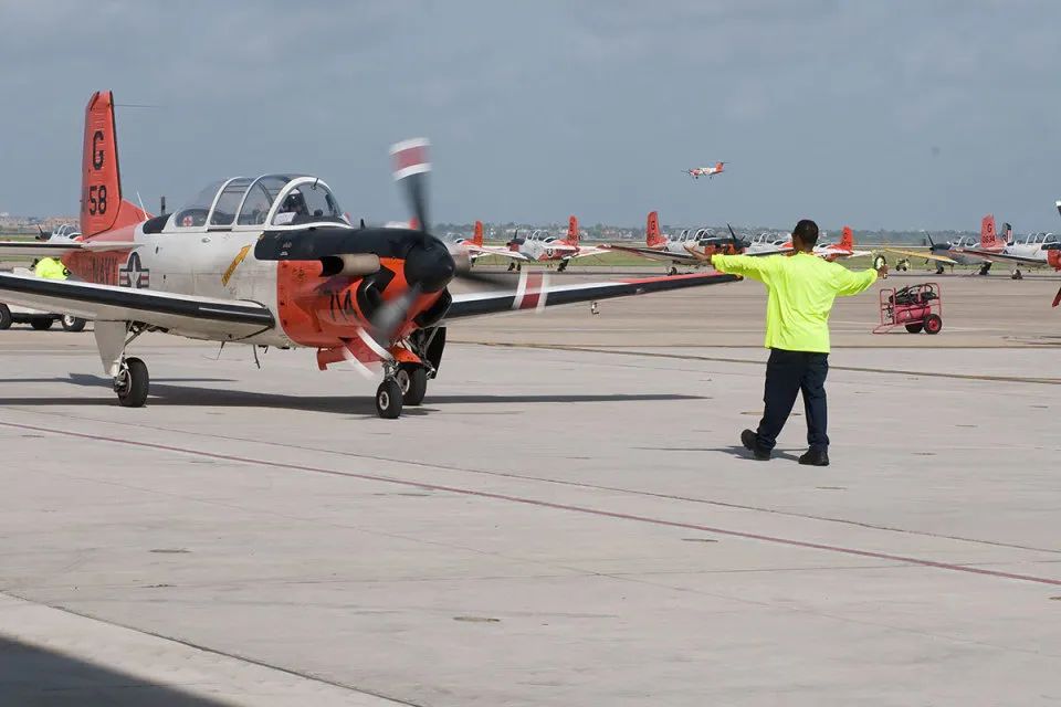 拜年还是打钱?海军开始整活,初教6教练机在航母模拟甲板上起降