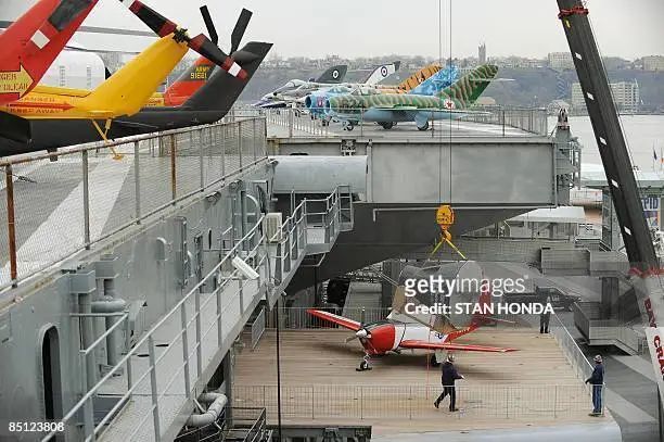 拜年还是打钱?海军开始整活,初教6教练机在航母模拟甲板上起降