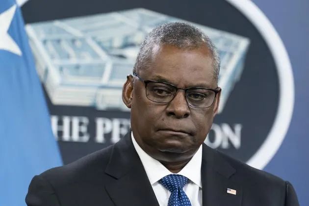 防长有病不敢治,一场美式荒唐闹剧 | 环球人物评