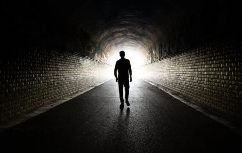 青岛被保安刺死的32岁外卖员,竟然花100多万留过学