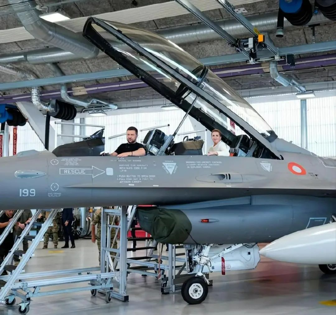 泽连斯基对灯发誓:2024年,将是F-16战斗机爆锤俄罗斯之年